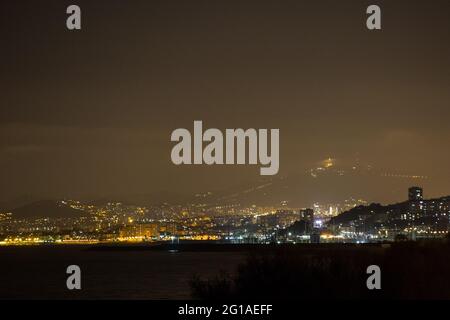 El Masnou, Spanien. März 2021. Eine Nacht Blick auf Barcelona und das Balearen Meer aus der Provinz El Masnou in Katalonien. (Foto: Karol Serewis/SOPA Images/Sipa USA) Quelle: SIPA USA/Alamy Live News Stockfoto