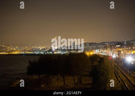 El Masnou, Spanien. März 2021. Eine Nacht Blick auf Barcelona und das Balearen Meer aus der Provinz El Masnou in Katalonien. (Foto: Karol Serewis/SOPA Images/Sipa USA) Quelle: SIPA USA/Alamy Live News Stockfoto