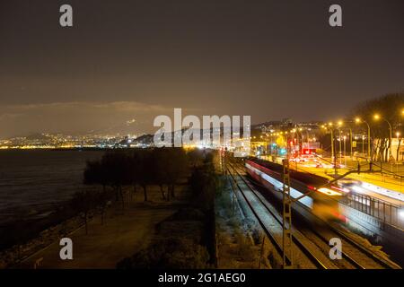 El Masnou, Spanien. März 2021. Eine Nacht Blick auf Barcelona und das Balearen Meer aus der Provinz El Masnou in Katalonien. (Foto: Karol Serewis/SOPA Images/Sipa USA) Quelle: SIPA USA/Alamy Live News Stockfoto