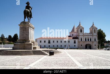 Platz des Herzogspalastes und Reiterstatue von Dom Joao IV., Kloster aus dem 13. Jahrhundert und Kirche der Augustiner im Hintergrund, Vila Vicosa, Portuga Stockfoto