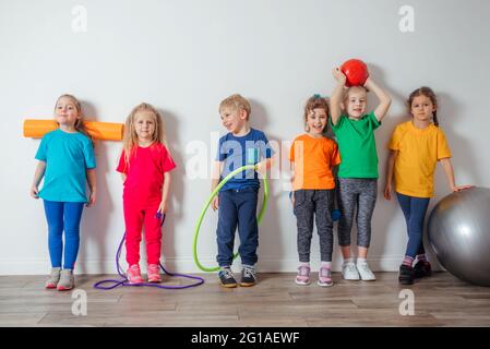 Kleine Kinder lieben körperliche Aktivitäten im Kindergarten Stockfoto