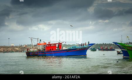 Fischerboot, das im Arabischen Meer am Hafen von Thengapattanam fährt.Kanyakumari District. TAMILNADU, INDIEN - Januar 30 2021. Stockfoto