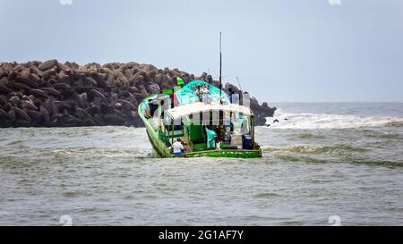 Fischerboot, das im Arabischen Meer am Hafen von Thengapattanam fährt.Kanyakumari District. TAMILNADU, INDIEN - Januar 30 2021. Stockfoto