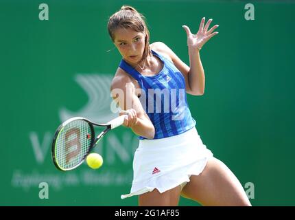 Der britische Jodie Burrage ist während des zweiten Tages der Viking Open im Nottingham Tennis Center gegen den US-Amerikaner Kristie Ahn im Einsatz. Bilddatum: Sonntag, 6. Juni 2021. Stockfoto