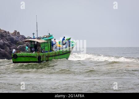 Fischerboot, das im Arabischen Meer am Hafen von Thengapattanam fährt.Kanyakumari District. TAMILNADU, INDIEN - Januar 30 2021. Stockfoto