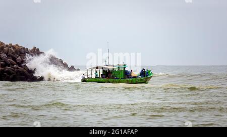 Fischerboot, das im Arabischen Meer am Hafen von Thengapattanam fährt.Kanyakumari District. TAMILNADU, INDIEN - Januar 30 2021. Stockfoto