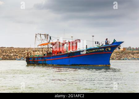 Fischerboot, das im Arabischen Meer am Hafen von Thengapattanam fährt.Kanyakumari District. TAMILNADU, INDIEN - Januar 30 2021. Stockfoto