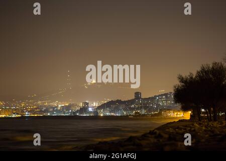 El Masnou, Katalonien, Spanien. März 2021. Eine Nacht Blick auf Barcelona und das Balearen Meer aus der Provinz El Masnou in Katalonien. Kredit: Karol Serewis/SOPA Images/ZUMA Wire/Alamy Live Nachrichten Stockfoto