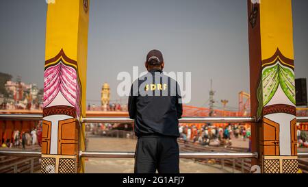 Haridwar, Uttarakhand Indien 06. April 2021. Polizisten verbreiten das Bewusstsein für den Schutz vor dem Coronavirus, um sich während des Maha Kumbh 2021 vor dem Coronavirus zu schützen. Apple prores 422 Hochwertige 4k-Aufnahmen. Stockfoto