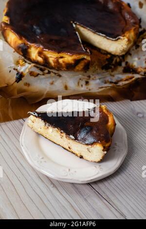 Baskisch verbranntes Käsekuchen-Stück auf dem Teller Stockfoto