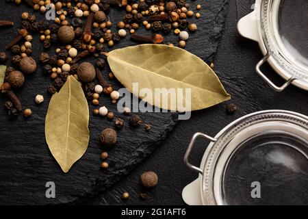 Gewürze Zutaten für das Einlegen von Gemüse. Konzept kulinarische Rezepterhaltung Stockfoto