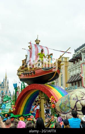 Peter Pan und Wendy im Segelschiff auf einem Regenbogen im Rahmen der Festival of Fantasy Parade, Magic Kingdom Park, Walt Disney World, Orlando, Florida. Stockfoto