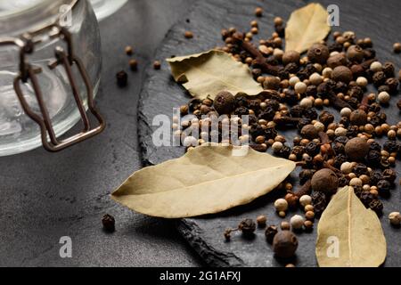 Gewürze Zutaten für das Einlegen von Gemüse. Konzept kulinarische Rezepterhaltung Stockfoto