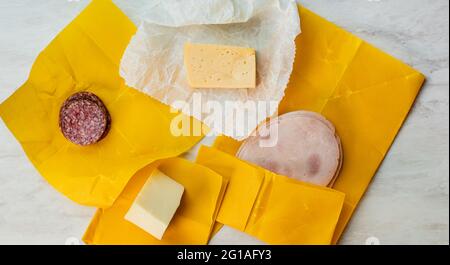 Käse-, Salami- und Schinkenscheiben in Bienenwachspapier verpackt Stockfoto