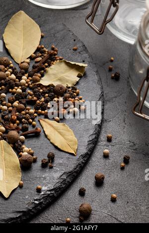 Gewürze Zutaten für das Einlegen von Gemüse. Konzept kulinarische Rezepterhaltung Stockfoto