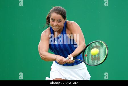 Der britische Jodie Burrage ist während des zweiten Tages der Viking Open im Nottingham Tennis Center gegen den US-Amerikaner Kristie Ahn im Einsatz. Bilddatum: Sonntag, 6. Juni 2021. Stockfoto