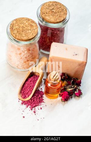 Rose ätherisches Öl und die Schaffung von hausgemachten Kosmetik Stockfoto