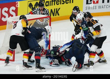 Riga, Lettland. Juni 2021. Eishockey: Weltmeisterschaft, 3. Platz, USA - Deutschland: US-Torhüter Cal Petersen (M) verteidigt das Tor. Quelle: Roman Koksarov/dpa/Alamy Live News Stockfoto