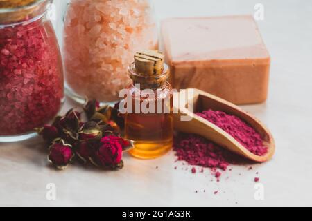 Rose ätherisches Öl und die Schaffung von hausgemachten Kosmetik Stockfoto