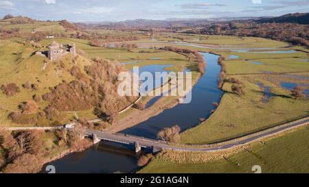 Luftaufnahme von River Towy und Dryslwyn Castle, Carmarthenshire, Wales, Großbritannien Stockfoto