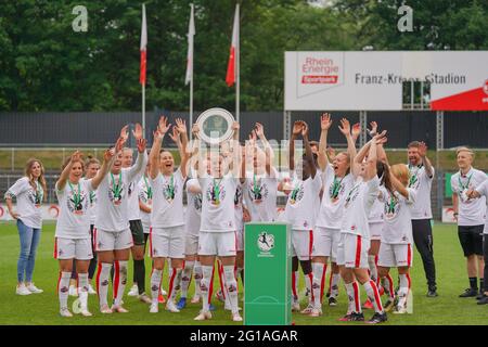 Köln, Deutschland. Juni 2021. 1. FC Köln nach dem Gewinn der 2. Fußball-Bundesliga-Südtrophäe für Frauen im Franz-Kremer-Stadion in Köln. Kredit: SPP Sport Pressefoto. /Alamy Live News Stockfoto