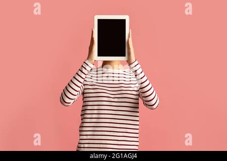 Nicht Erkennbares Junges Weibliches Deckblatt Mit Digitalem Tablet Mit Schwarzem Leerem Bildschirm Stockfoto