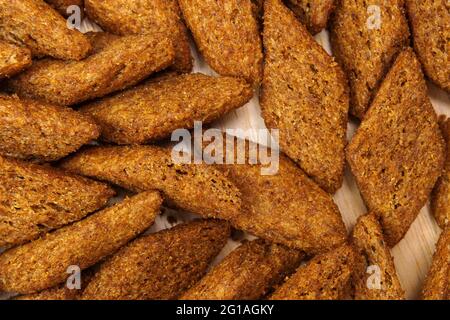 Croutons brauner Hintergrund, Textur aus kleinen Stücken getrockneten Brotes. Draufsicht Stockfoto