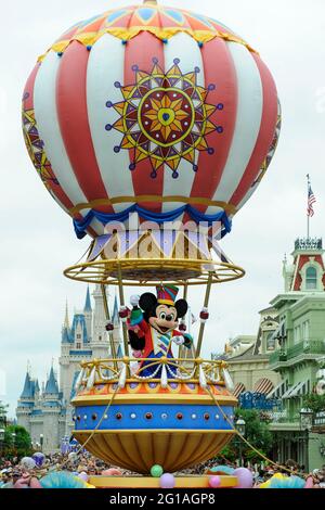 Mickey Mouse im Heißluftballon, Festival of Fantasy Parade, Magic Kingdom Park, Walt Disney World, Orlando, Florida. Stockfoto