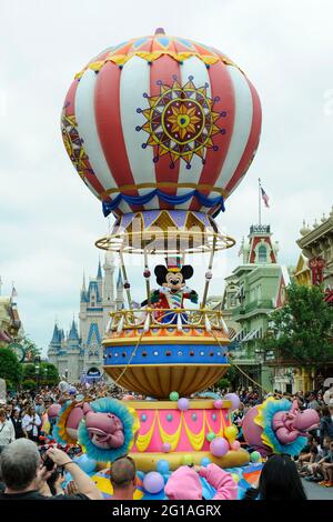 Mickey Mouse im Heißluftballon, Festival of Fantasy Parade, Magic Kingdom Park, Walt Disney World, Orlando, Florida. Stockfoto