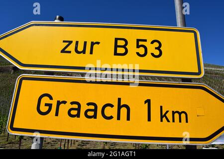 Straßenschild nach Grace und B53 Stockfoto