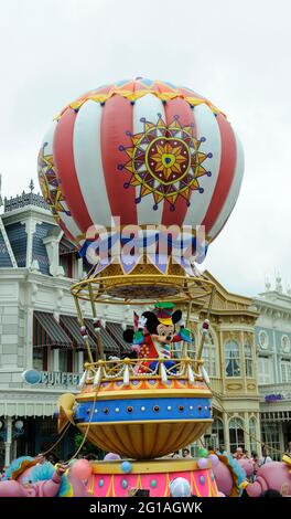 Mickey Mouse im Heißluftballon, Festival of Fantasy Parade, Magic Kingdom Park, Walt Disney World, Orlando, Florida. Stockfoto