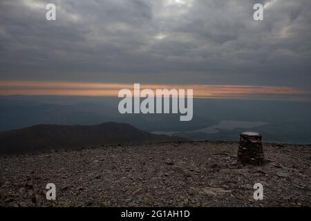 Blick auf den Sonnenuntergang vom Gipfel des Skiddaw im englischen Lake District Stockfoto