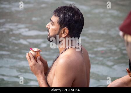 Haridwar, Uttarakhand, Indien, 14. April 2021.Indischer Mann verehrt heiligen Fluss der Ganges in Haridwar Stadt Uttarakahdn Indien . Hochwertige Fotos Stockfoto