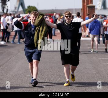 Middlesbrough, Großbritannien. Juni 2021. England-Fans kommen am 6. Juni 2021 in Middlesbrough, England, zum Internationalen Freundschaftsspiel zwischen England und Rumänien im Riverside Stadium an. (Foto von Daniel Chesterton/phcimages.com) Quelle: PHC Images/Alamy Live News Stockfoto