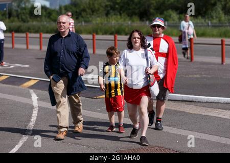 Middlesbrough, Großbritannien. Juni 2021. England-Fans kommen am 6. Juni 2021 in Middlesbrough, England, zum Internationalen Freundschaftsspiel zwischen England und Rumänien im Riverside Stadium an. (Foto von Daniel Chesterton/phcimages.com) Quelle: PHC Images/Alamy Live News Stockfoto