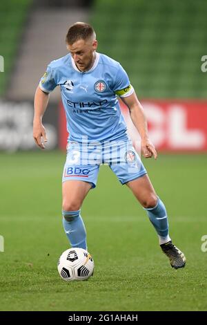 AAMI Park, Melbourne, Victoria, Australien. Juni 2021. A League Football, Melbourne Victory gegen Melbourne City; Scott Jamieson von Melbourne City bringt den Ball in Richtung der Region Credit: Action Plus Sports/Alamy Live News Stockfoto