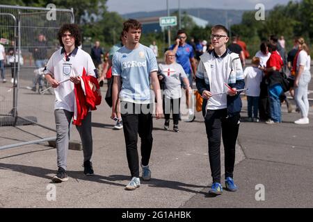 Middlesbrough, Großbritannien. Juni 2021. England-Fans kommen am 6. Juni 2021 in Middlesbrough, England, zum Internationalen Freundschaftsspiel zwischen England und Rumänien im Riverside Stadium an. (Foto von Daniel Chesterton/phcimages.com) Quelle: PHC Images/Alamy Live News Stockfoto