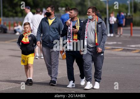 Middlesbrough, Großbritannien. Juni 2021. Rumänien-Fans kommen am 6. Juni 2021 in Middlesbrough, England, zum Internationalen Freundschaftsspiel zwischen England und Rumänien im Riverside Stadium an. (Foto von Daniel Chesterton/phcimages.com) Quelle: PHC Images/Alamy Live News Stockfoto