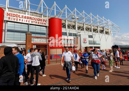 Middlesbrough, Großbritannien. Juni 2021. England-Fans kommen am 6. Juni 2021 in Middlesbrough, England, zum Internationalen Freundschaftsspiel zwischen England und Rumänien im Riverside Stadium an. (Foto von Daniel Chesterton/phcimages.com) Quelle: PHC Images/Alamy Live News Stockfoto