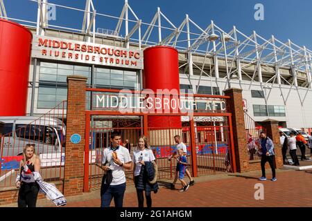 Middlesbrough, Großbritannien. Juni 2021. England-Fans kommen am 6. Juni 2021 in Middlesbrough, England, zum Internationalen Freundschaftsspiel zwischen England und Rumänien im Riverside Stadium an. (Foto von Daniel Chesterton/phcimages.com) Quelle: PHC Images/Alamy Live News Stockfoto