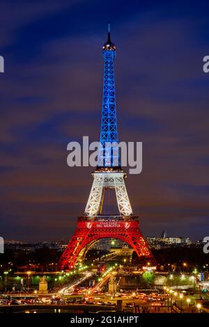 Frankreich, Paris, Eiffelturm in französischer Farbe in Andenken an die Siegermächte des Angriffs vom 13. November Stockfoto