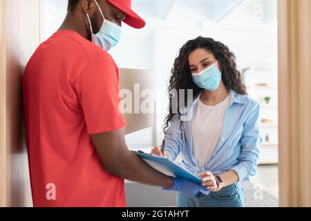 Formular Für Das Signieren Von Bestellungen Durch Kunden Mit Gesichtsmaske Stockfoto