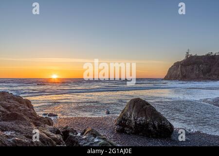 Sonnenuntergang entlang der zerklüfteten Küste von Washington am Ruby Beach im Olympic National Park. Stockfoto