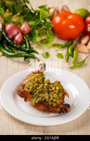 Ayam Cabe Ijo. Ayam Cabe Ijo ist traditionelle Küche aus Padang, West Sumatra Stockfoto