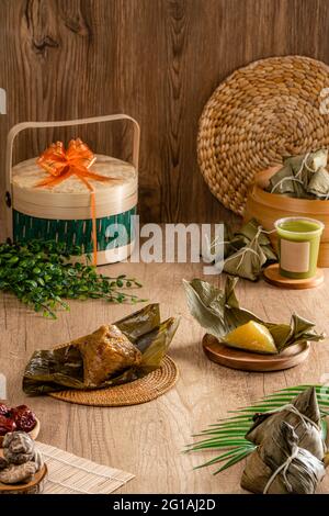 Zongzi oder Bakcang ist ein traditionelles chinesisches Reisgericht, das aus klebrigem Reis besteht, der mit verschiedenen Füllungen gefüllt und in Bambusblätter eingewickelt ist. Stockfoto