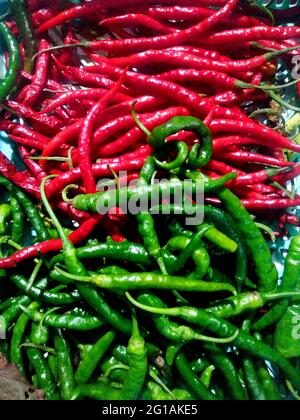 Rote und grüne Chilischoten Stockfoto