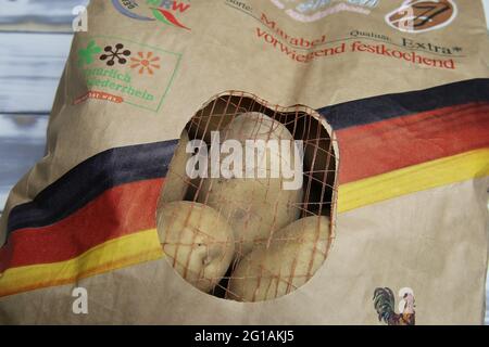 Viersen, Deutschland - Mai 9. 2021: Nahaufnahme eines Papierbeutels mit regionalen Kartoffeln vom lokalen deutschen Bauern Stockfoto