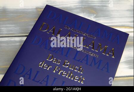Viersen, Deutschland - Mai 9. 2021: Nahaufnahme des isolierten Dalai Lama-Buches der Freiheit auf Holztisch Stockfoto