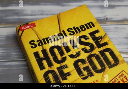 Viersen, Deutschland - Mai 9. 2021: Nahaufnahme des isolierten Samuel Shem Buchhauses gottes auf Holztisch Stockfoto