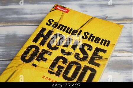 Viersen, Deutschland - Mai 9. 2021: Nahaufnahme des isolierten Samuel Shem Buchhauses gottes auf Holztisch Stockfoto
